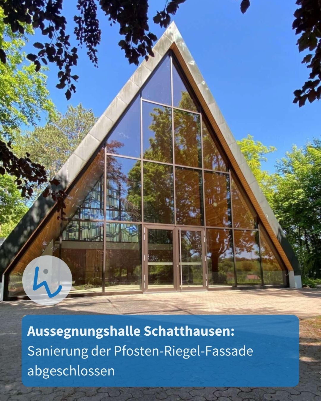 Dreieckiges Gebäude mit großflächiger Glasfassade, die Bäume und Himmel spiegelt. Ein blauer Textkasten unten informiert: „Aussegnungshalle Schatthausen: Sanierung der Pfosten-Riegel-Fassade abgeschlossen“. (KI-Alternativtext)