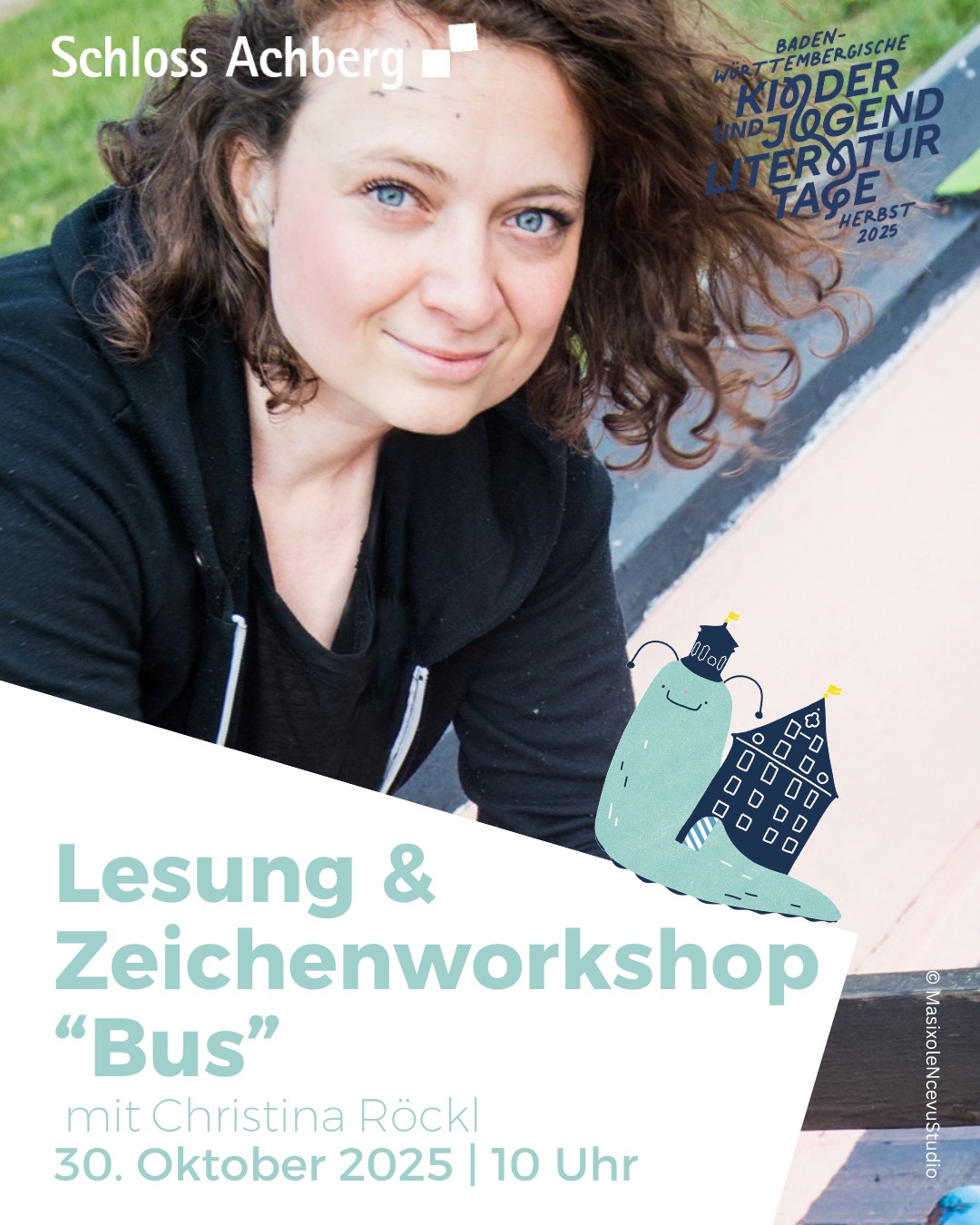 Dieser Alternativtext wurde KI-generiert: Farbiger Werbeflyer für eine Lesung und einen Zeichenworkshop mit einem niedlichen, stilisierten Tier. Der Flyer enthält Informationen zu Datum, Uhrzeit und Veranstaltungsort.