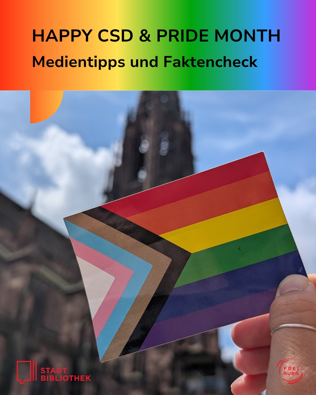 HAPPY CSD & PRIDE MONTH Medientipps und Faktencheck steht auf einem Regenbogenhintergrund. Eine Hand hält einen Progress Pride Flag Aufkleber vor einem unscharfen Kirchturm und blauem Himmel. Unten sind die Logos der Stadt Bibliothek und FreiBurg. (KI-Alternativtext)
