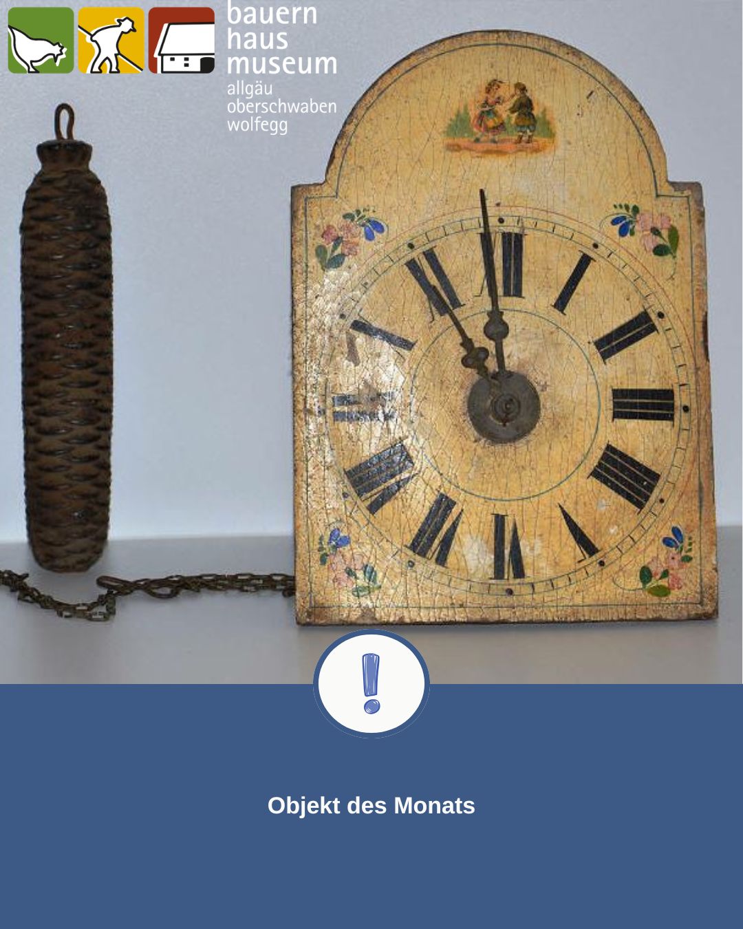 Dieser Alternativtext wurde KI-generiert: Ein alter, bemalter Kuckucksuhr-Mechanismus hängt an einer hellen Wand. Die Uhr hat florale Verzierungen und zeigt die Zeit an.