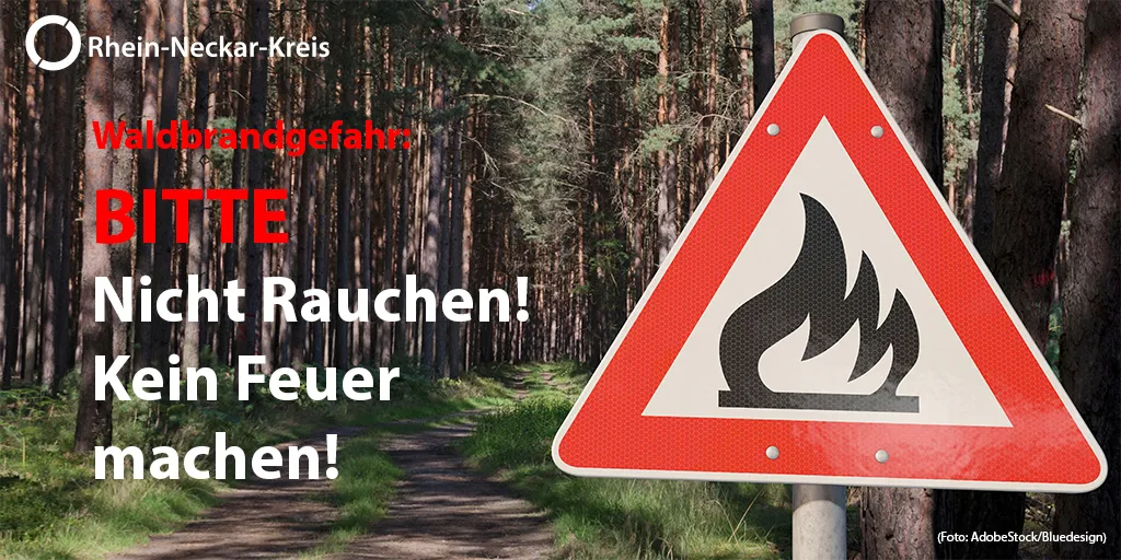Dreieckiges Warnschild mit rotem Rand und schwarzem Flammensymbol an einem Waldweg. Links daneben steht in roter und weißer Schrift: „Waldbrandgefahr: BITTE Nicht Rauchen! Kein Feuer machen!“. Oben links ist das Logo des Rhein-Neckar-Kreises zu sehen. (KI-Alternativtext)