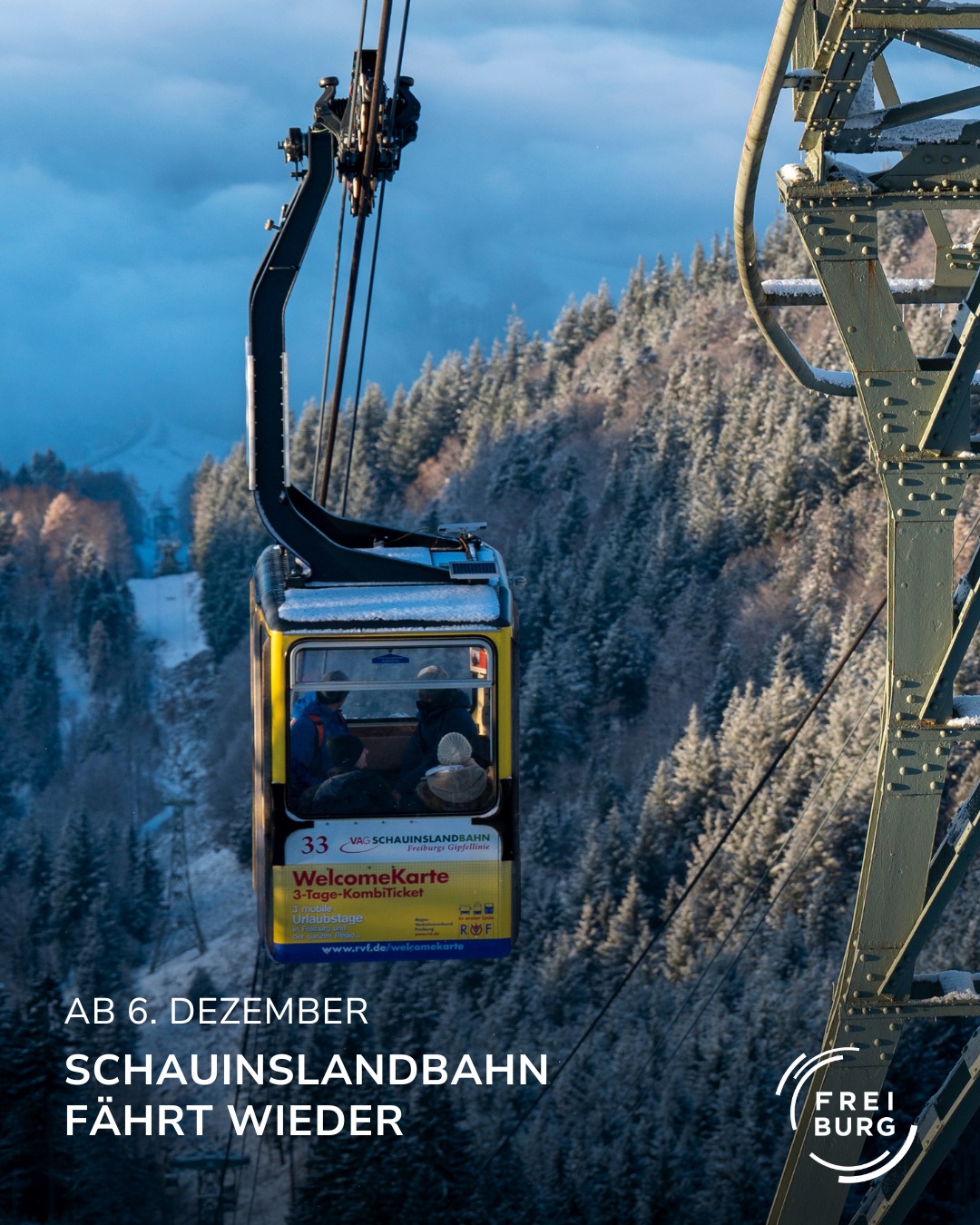 Dieser Alternativtext wurde KI-generiert: Ein farbiges Bild zeigt eine gelbe Gondel einer Seilbahn, die sich über eine verschneite Landschaft bewegt. Im Vordergrund ist Werbeaufdruck für eine Gondelfahrt zu sehen.