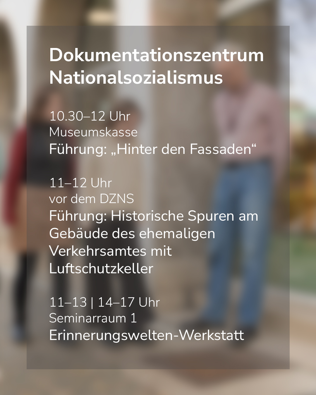 Dieser Alternativtext wurde KI-generiert: Schwarz-weißes Foto eines Hinweisschildes mit Informationen zu Führungen und Veranstaltungen in einem Museum. Das Schild beinhaltet Zeitangaben und Titel der jeweiligen Angebote.