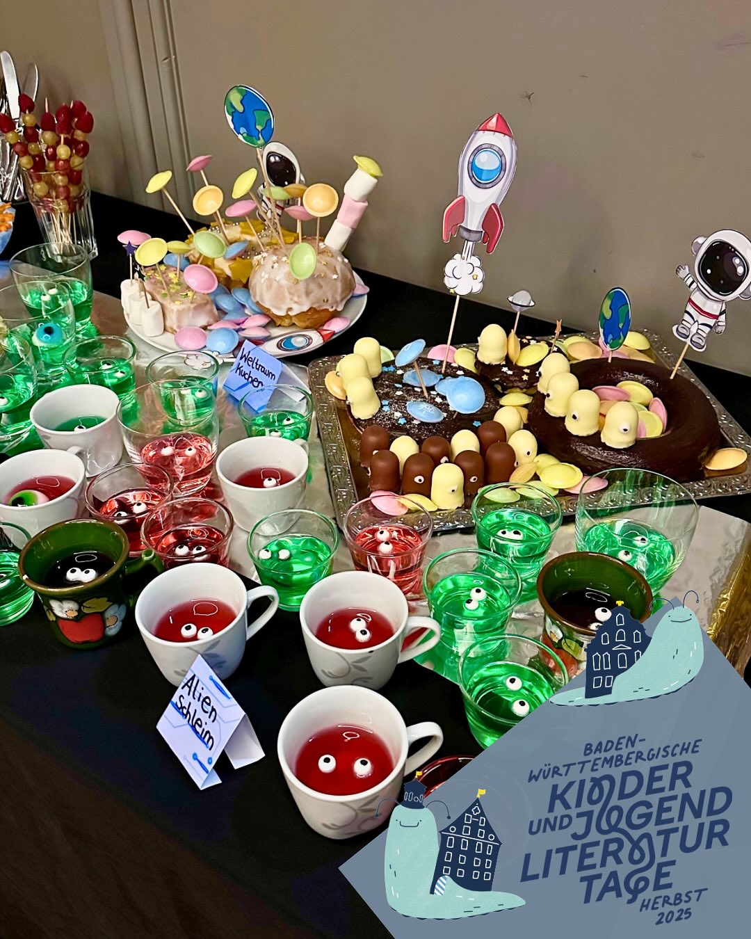 Dieser Alternativtext wurde KI-generiert: Ein Tisch ist mit verschiedenen Süßigkeiten und Getränken dekoriert. Im Hintergrund befindet sich ein Banner mit Text.