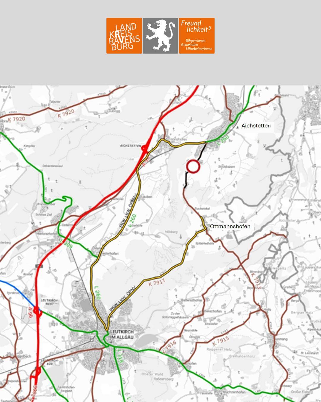 Straßenkarte in welcher der Bereich der Vollsperrung sichtlich wird und die entsprechende Umleitung die empfohlen wird. (Bereich zwischen Ottmannshofen und Aichstetten).

Über der Karte ist das Logo des Landkreises abgebildet in den Farben Orange, Grau und weiß. Darauf ersichtlich ist ein Löwe, also Wappen und der Bildtext "Landkreis Ravensburg" sowie "Freundlichkeit hoch drei"