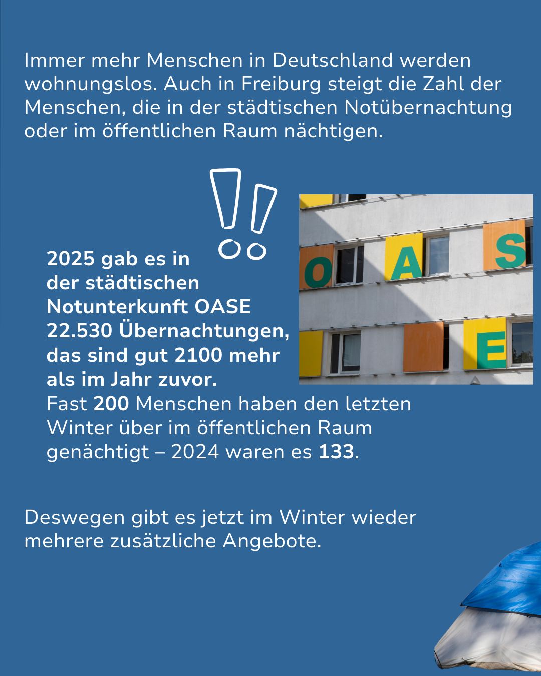 Dieser Alternativtext wurde KI-generiert: Schwarz-weißes Foto einer Stadtlandschaft mit Gebäuden und einem Banner. Das Bild begleitet einen Text über die Zunahme von Obdachlosigkeit in Deutschland.