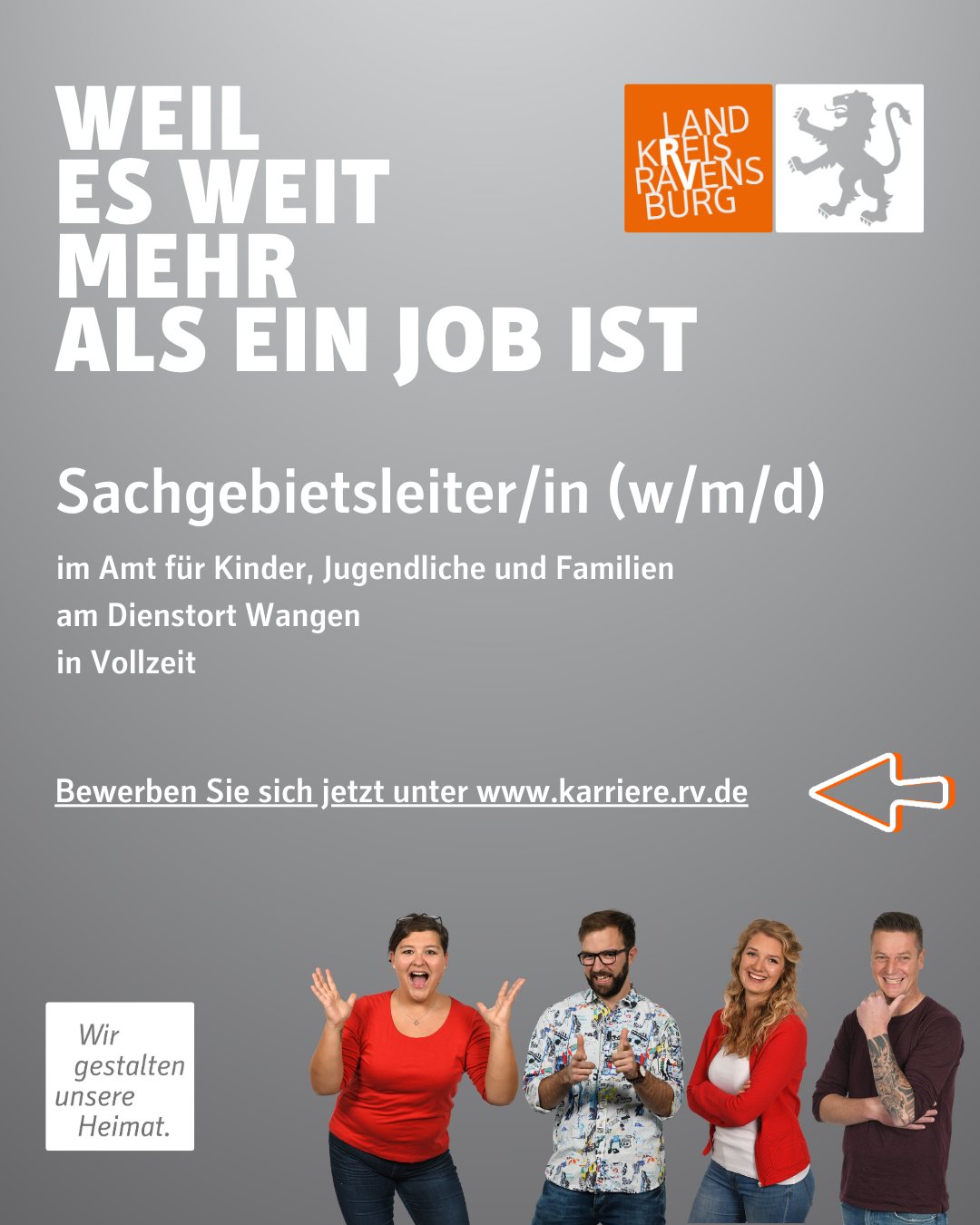 Dieser Alternativtext wurde KI-generiert: Ein Werbeplakat mit Text und vier Personen, die lächelnd in die Kamera schauen. Das Plakat bewirbt eine Stelle im Amt für Kinder, Jugendliche und Familien.