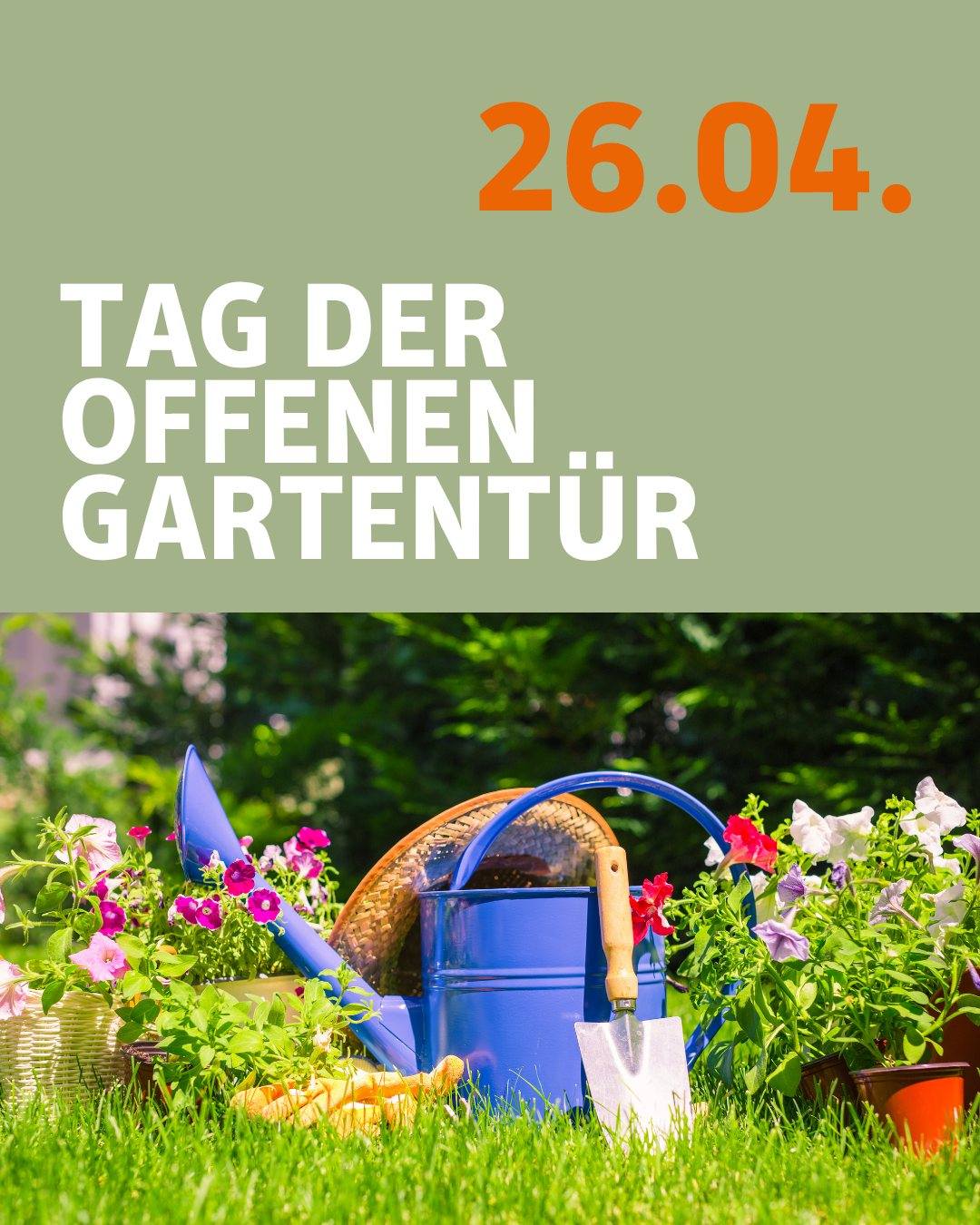 Zu sehen ist eine Blaue Gießkanne. An ihr lehnt eine kleine Schaufel. Daneben stehen verschiedene Blumen. Bildtext: Tag der offenen Gartentür am 26. April.