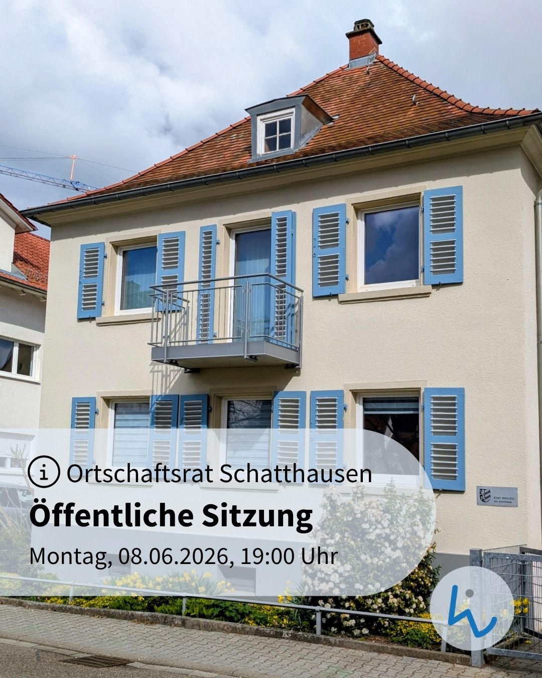 Zweistöckiges Gebäude mit hellen Wänden, blauen Fensterläden und einem kleinen Balkon, vor dem ein Textfeld mit der Ankündigung einer öffentlichen Sitzung des Ortschaftsrats Schatthausen am Montag, 08.06.2026, 19:00 Uhr, eingeblendet ist. (KI-Alternativtext)