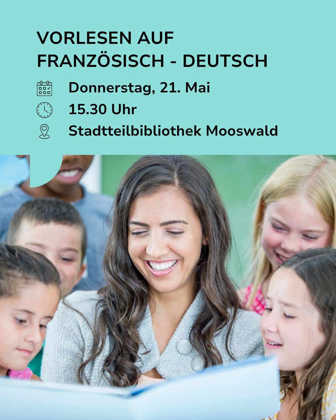 Vorleseveranstaltung auf Französisch-Deutsch am Donnerstag, 21. Mai, 15.30 Uhr in der Stadtteilbibliothek Mooswald: Eine Person liest lächelnd Kindern aus einem Buch vor. (KI-Alternativtext)