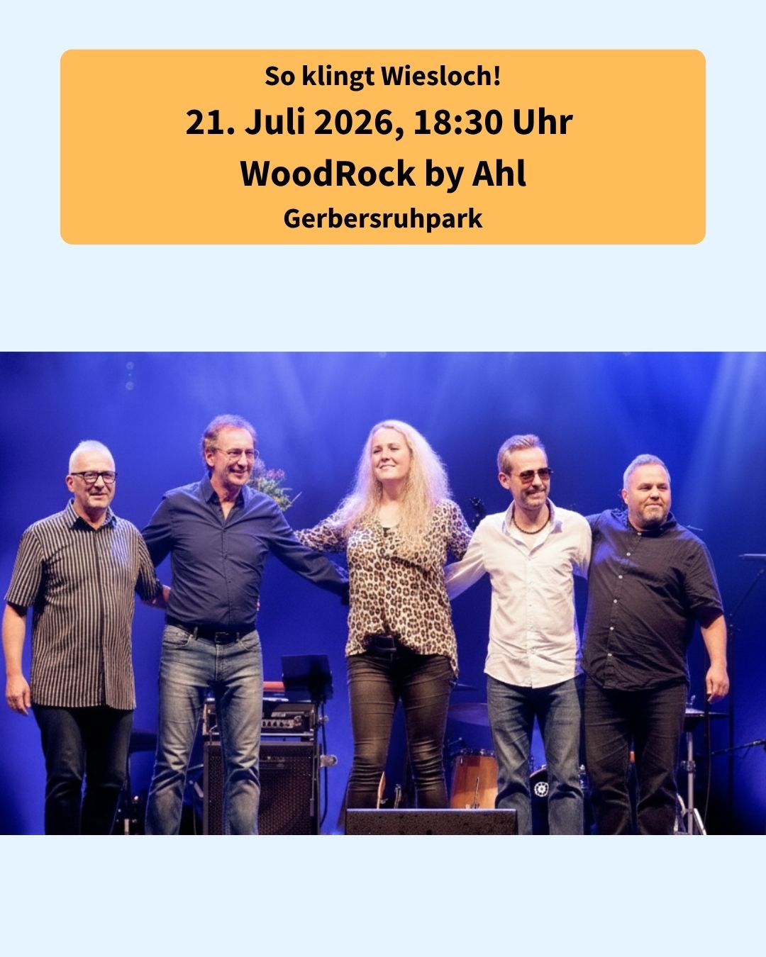 Plakat für das Konzert „So klingt Wiesloch!“ am 21. Juli 2026 um 18:30 Uhr im Gerbersruhpark mit der Band WoodRock by Ahl. Darunter stehen fünf Personen der Band mit umschlungenen Schultern vor blauer Bühnenbeleuchtung und Musikinstrumenten. (KI-Alternativtext)