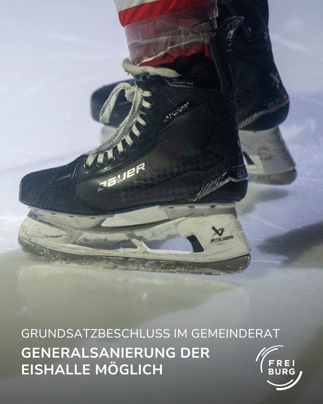 Dieser Alternativtext wurde KI-generiert: Ein Paar Eislaufschuhe steht auf einer Eisfläche. Im Hintergrund ist verschwommen ein Text zu sehen.