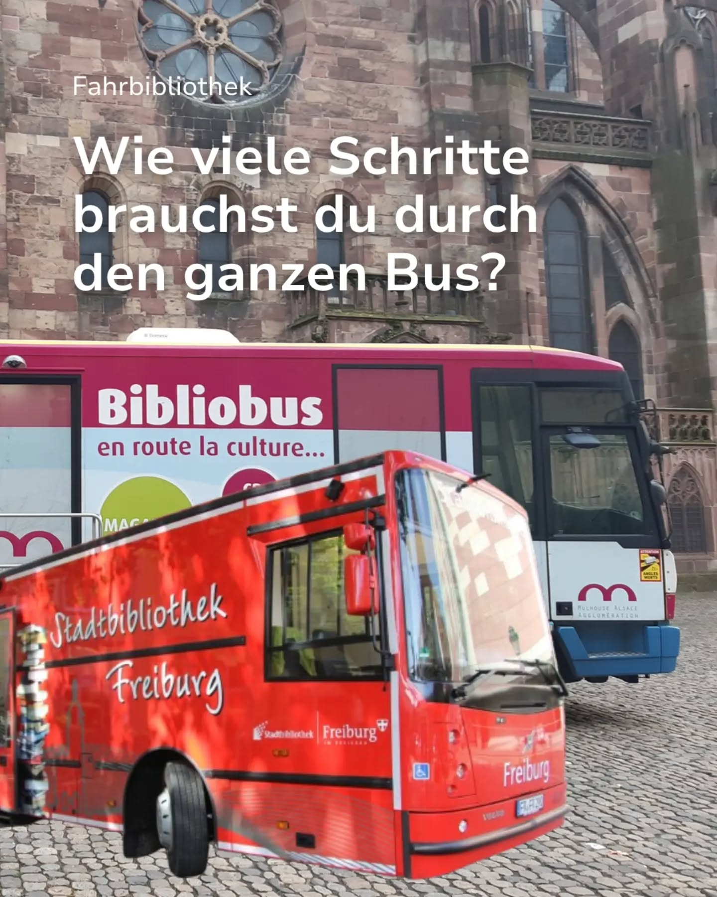 Roter Bus der Stadtbibliothek Freiburg im Vordergrund auf Kopfsteinpflaster, dahinter ein weiß-roter Bibliobus vor einem historischen Steinbauwerk. Überlagerter Text lautet: „Fahrbibliothek. Wie viele Schritte brauchst du durch den ganzen Bus?“ (KI-Alternativtext)