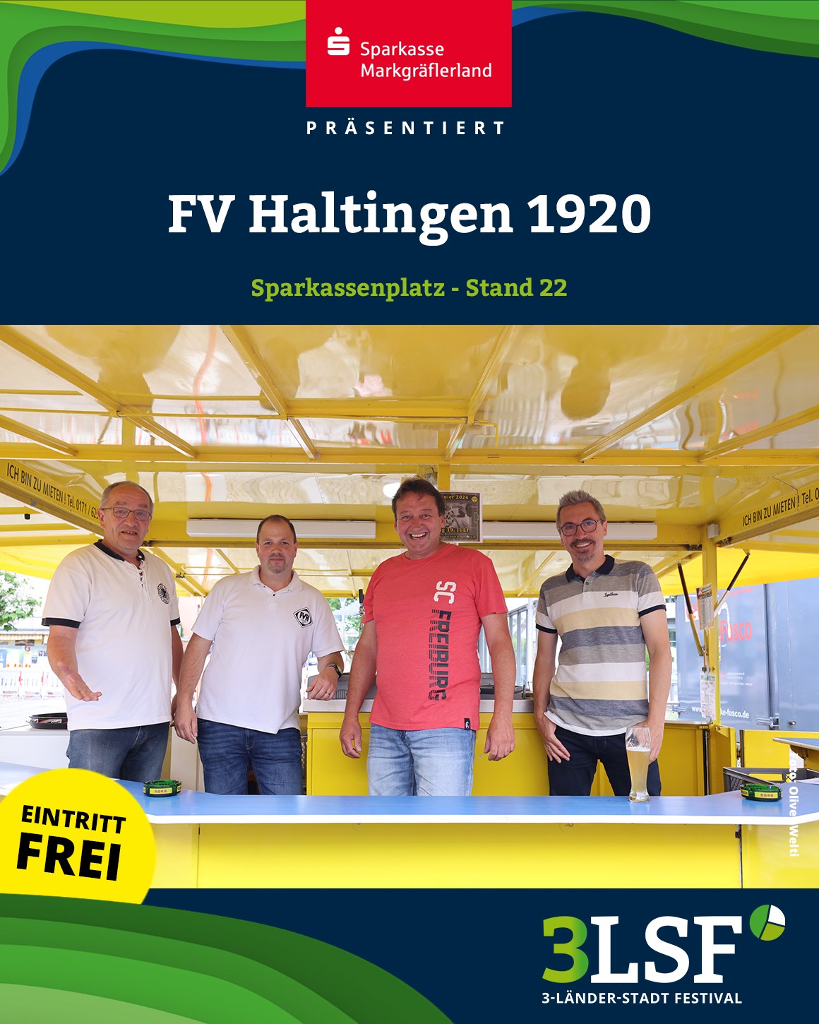 Vier Personen stehen lächelnd hinter einem gelben Verkaufsstand mit blauer Theke. Oben steht „Sparkasse Markgräflerland präsentiert FV Haltingen 1920, Sparkassenplatz - Stand 22“. Unten links „Eintritt frei“, rechts das Logo „3LSF 3-Länder-Stadt Festival“. (KI-Alternativtext)