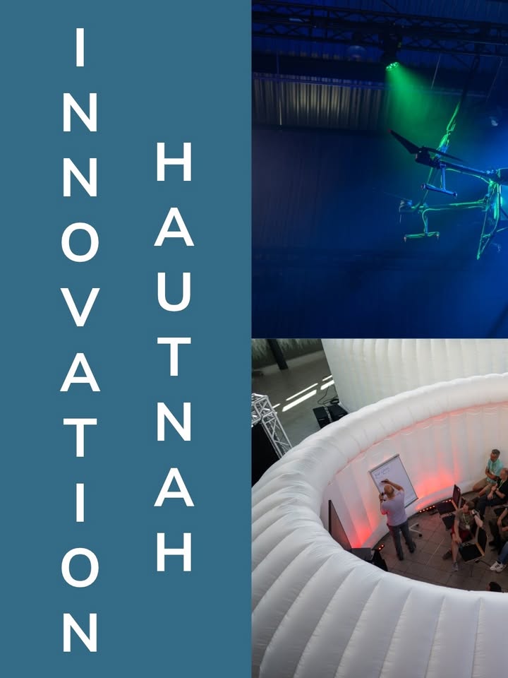 Links auf blauem Grund steht vertikal der weiße Text „INNOVATION HAUTNAH“. Rechts oben schwebt eine Drohne in einem dunklen Raum unter grünem Scheinwerferlicht. Rechts unten hält eine Person vor einer Whiteboard einer sitzenden Gruppe in einem weißen, aufblasbaren Zelt einen Vortrag. (KI-Alternativtext)