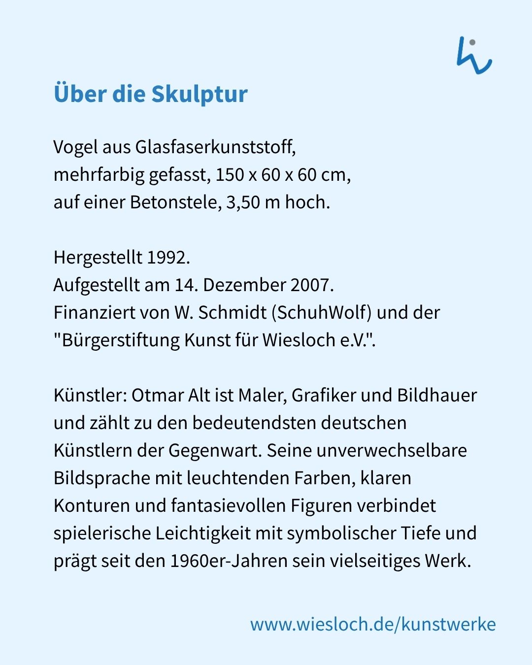 Informationstext mit der Überschrift "Über die Skulptur" beschreibt einen mehrfarbigen Vogel aus Glasfaserkunststoff auf einer Betonstele, der 1992 hergestellt und 2007 aufgestellt wurde. Die Finanzierung erfolgte durch eine Privatperson und die Bürgerstiftung Kunst für Wiesloch. Der Text stellt den Künstler als bedeutenden deutschen Maler und Bildhauer vor, dessen Werk seit den 1960er-Jahren durch leuchtende Farben und fantasievolle Figuren geprägt ist, und verweist unten auf die Webadresse www.wiesloch.de/kunstwerke. (KI-Alternativtext)