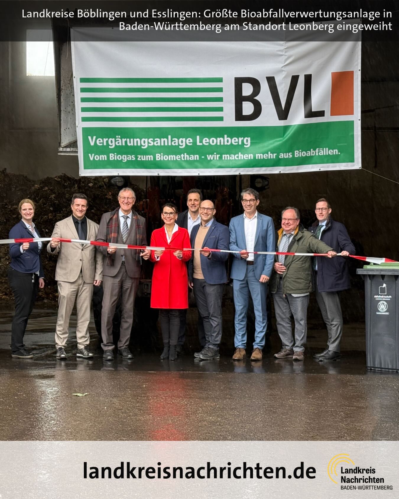 Dieser Alternativtext wurde KI-generiert: Ein farbiges Foto zeigt eine Einweihungszeremonie vor einer Anlage mit einem großen Banner. Mehrere Personen stehen mit einem durchgeschnittenen roten Band vor der Anlage und lächeln in die Kamera.