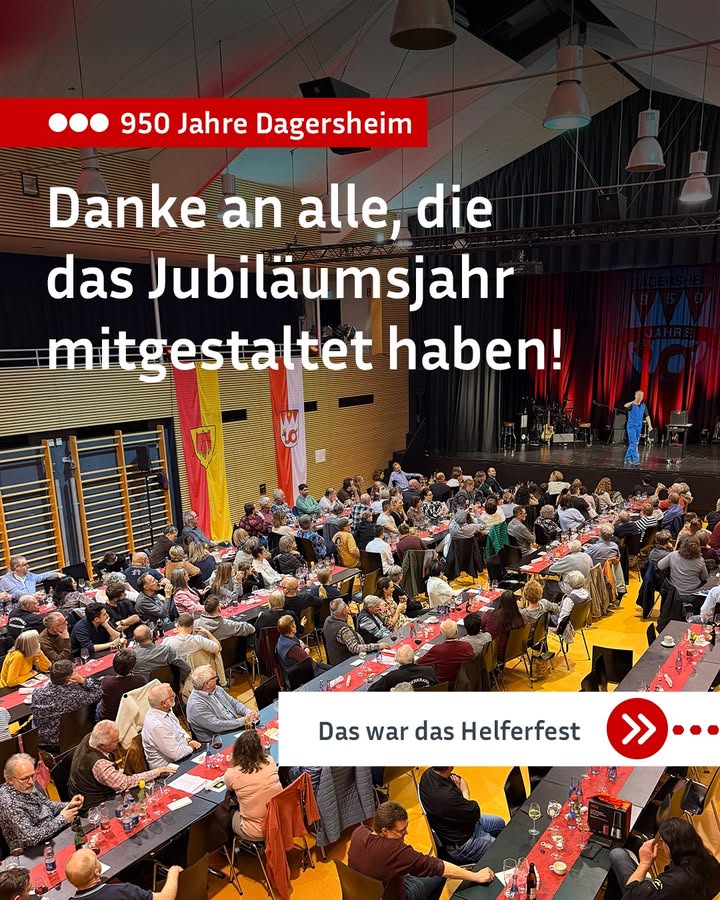 Dieser Alternativtext wurde KI-generiert: Ein Innenraum mit vielen Personen, die an Tischen sitzen und sich unterhalten. Im Hintergrund eine Bühne und Dekoration in den Farben der deutschen Flagge, sowie ein Banner mit der Aufschrift 'Danke an alle, die das Jubiläumsjahr mitgestaltet haben!'.