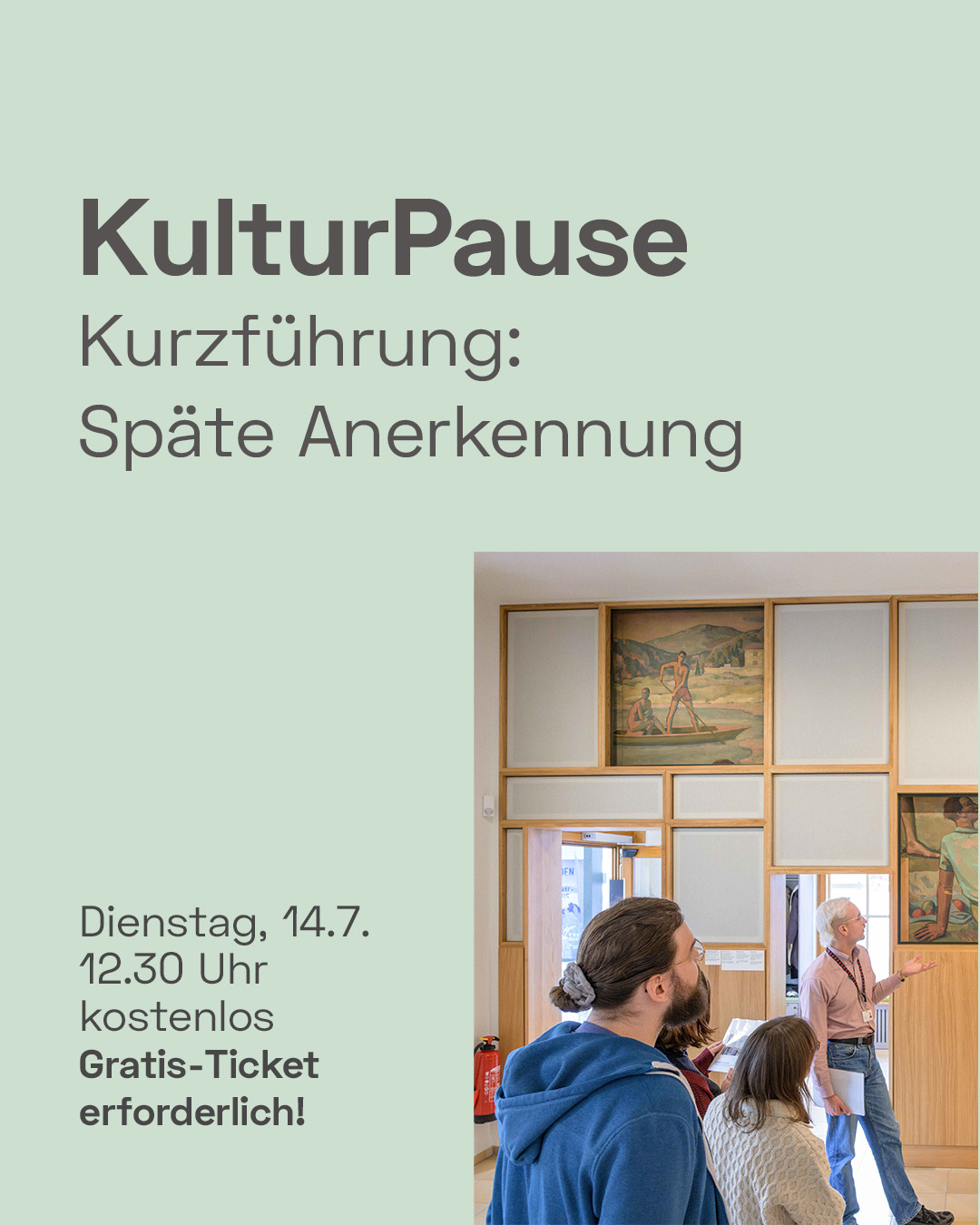 Plakat für die KulturPause mit der Kurzführung „Späte Anerkennung“ am Dienstag, 14.7. um 12.30 Uhr. Die Veranstaltung ist kostenlos, ein Gratis-Ticket ist erforderlich. Rechts unten ist eine Gruppe von Personen zu sehen, die sich in einem Ausstellungsraum von einer weiteren Person eine Führung geben lässt. (KI-Alternativtext)