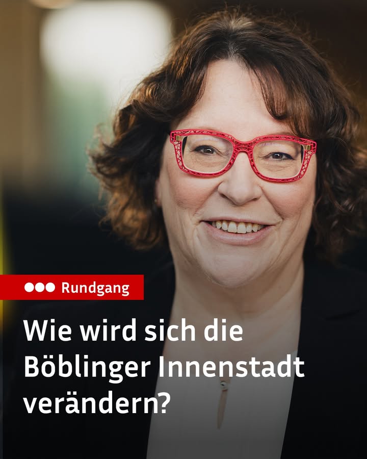 Dieser Alternativtext wurde KI-generiert: Eine Person mit roten Brillengestellen lächelt in die Kamera. Im unteren Bereich des Bildes befindet sich Text auf hellgrauem Hintergrund.