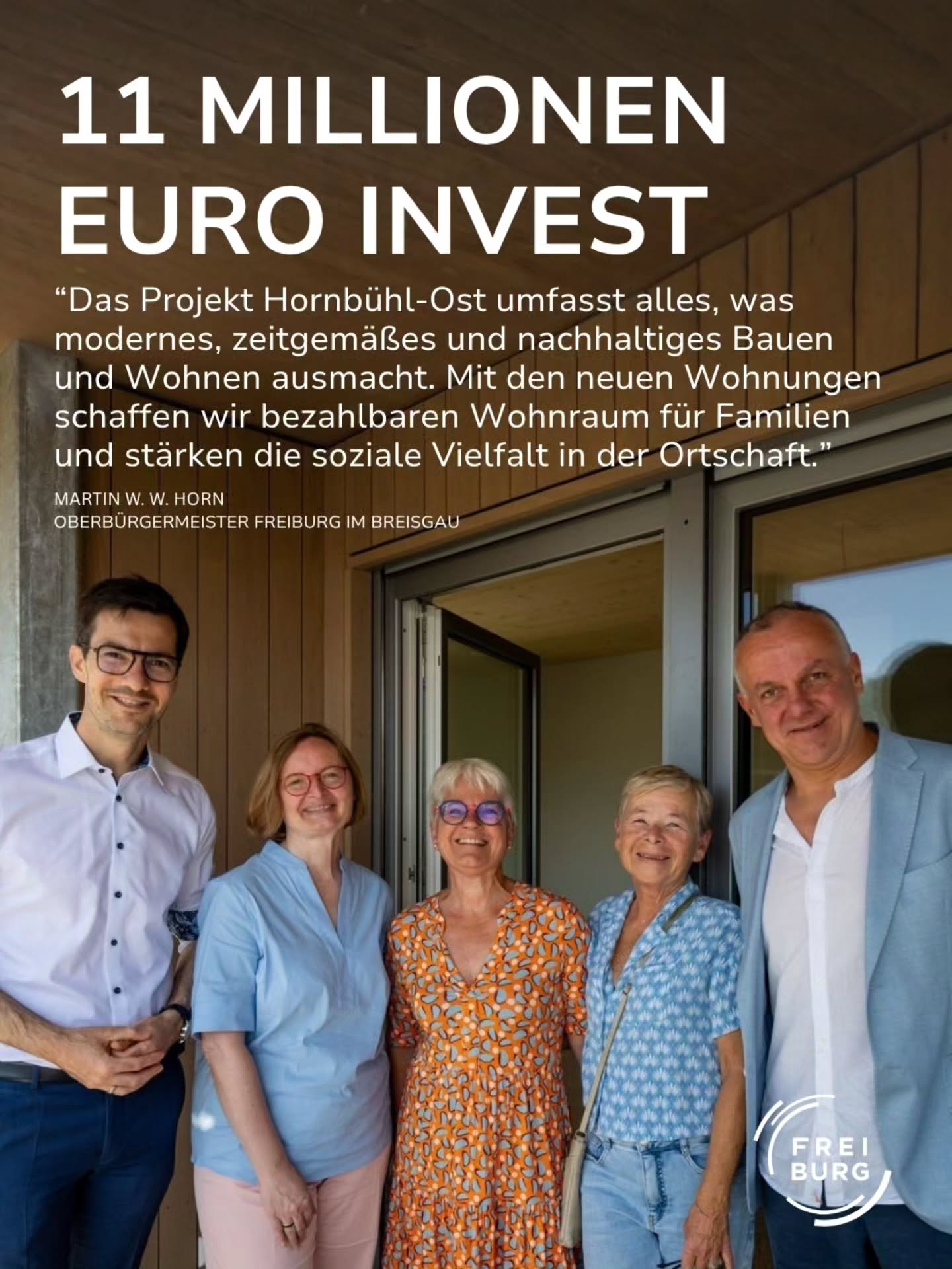 Plakat mit der Überschrift „11 MILLIONEN EURO INVEST“ und einem Zitat des Oberbürgermeisters von Freiburg über das Projekt Hornbühl-Ost, das modernes, nachhaltiges Bauen, bezahlbaren Wohnraum und soziale Vielfalt fördert. Im Vordergrund stehen fünf Personen vor einem modernen Holzhaus. Unten rechts ist das Logo von Freiburg zu sehen. (KI-Alternativtext)