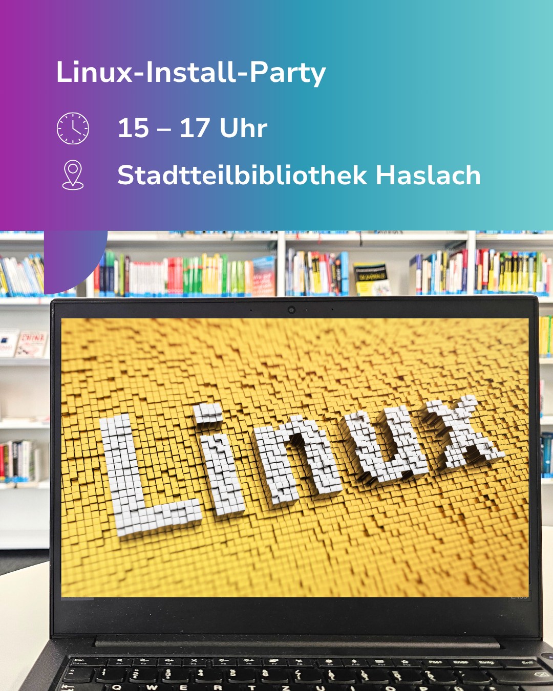 Dieser Alternativtext wurde KI-generiert: Ein Laptop steht auf einem Tisch vor einem Bücherregal. Auf dem Bildschirm ist das Wort "Linux" aus Bausteinen dargestellt.