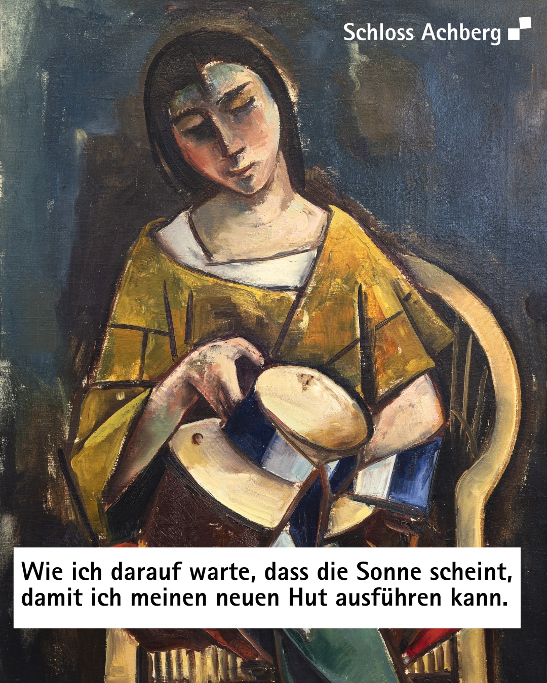 Gemälde einer sitzenden Person in gelbem Oberteil, die einen Hut hält, vor dunklem Hintergrund; rechts oben steht „Schloss Achberg“, unten der Text: „Wie ich darauf warte, dass die Sonne scheint, damit ich meinen neuen Hut ausführen kann.“ (KI-Alternativtext)