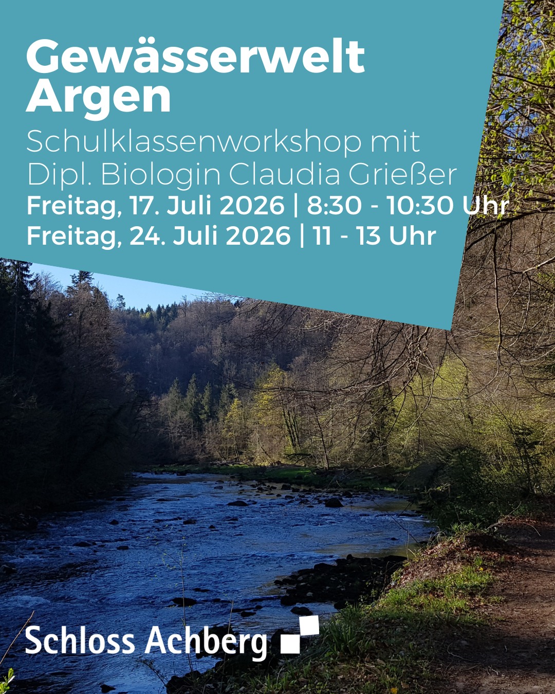 Dieser Alternativtext wurde KI-generiert: Ein Werbeplakat mit einem Foto eines Flusses, umgeben von Bäumen. Das Plakat bewirbt einen Workshop für Schulklassen zum Thema Gewässerwelt, veranstaltet am Schloss Achberg.