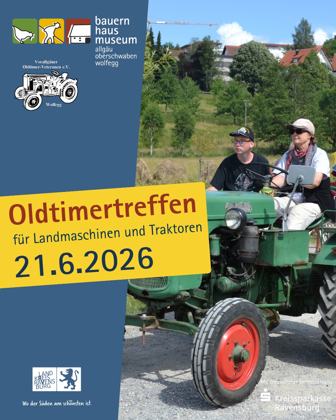 Zwei Personen sitzen auf einem grünen Oldtimer-Traktor mit roten Felgen vor einer ländlichen Kulisse. Ein gelbes Banner verkündet das „Oldtimertreffen für Landmaschinen und Traktoren“ am 21.6.2026, organisiert vom Bauernhausmuseum Wolfegg und dem Vorallgäuer Oldtimer-Veteranen e.V. Unten sind Logos von Landkreis Ravensburg und Kreissparkasse Ravensburg zu sehen. (KI-Alternativtext)