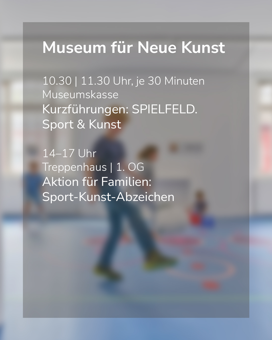 Dieser Alternativtext wurde KI-generiert: Ein unscharfes Bild zeigt Informationen zu Führungen und einem Angebot für Familien in einem Museum. Es enthält Zeitangaben und Hinweise auf verschiedene Bereiche wie Sport und Kunst.