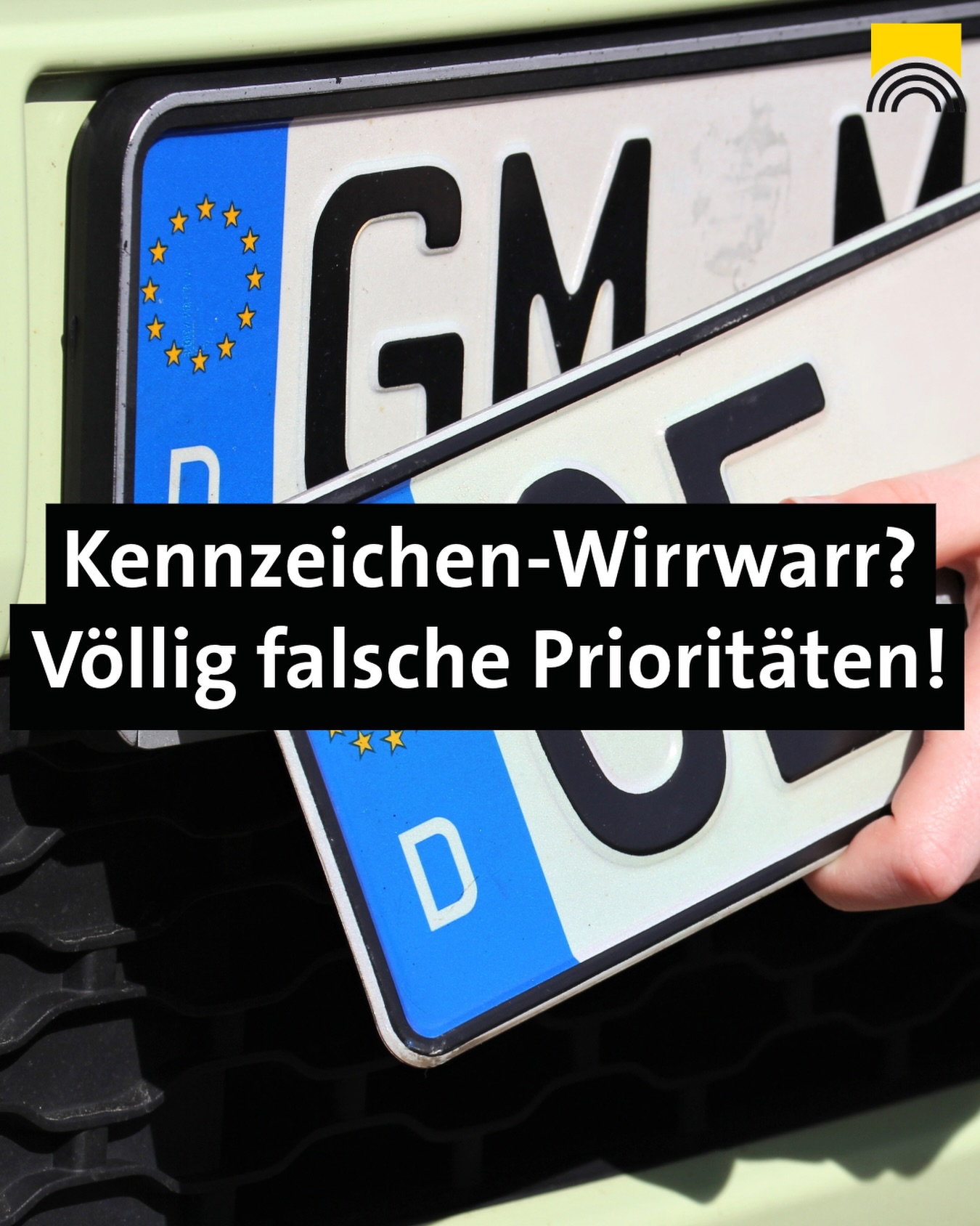 Dieser Alternativtext wurde KI-generiert: Ein Autokennzeichen mit dem Kürzel "GM" und europäischen Symbolen ist teilweise verdeckt. Text auf dem Bild kommentiert das Kennzeichen und spricht von falschen Prioritäten.