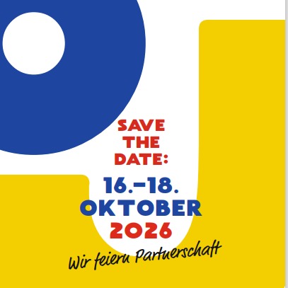 Bunte Grafik mit blauem und gelbem Hintergrund, darauf der Text „SAVE THE DATE: 16.–18. OKTOBER 2026“ und darunter „Wir feiern Partnerschaft“. (KI-Alternativtext)