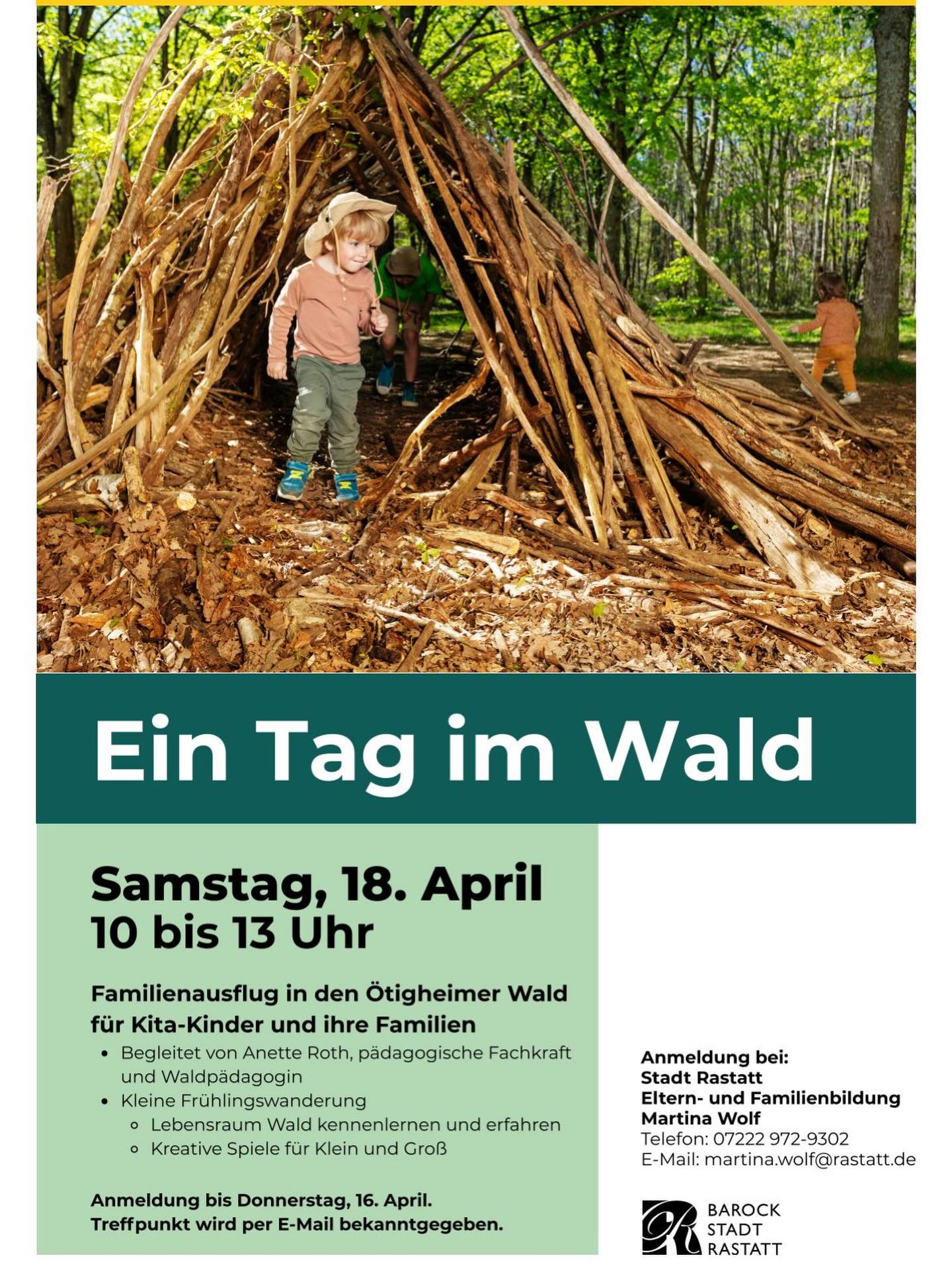 Dieser Alternativtext wurde KI-generiert: Schwarz-weißes Foto von Personen, die auf einem Waldweg gehen. Darunter ein Werbeflyer für eine Familienveranstaltung im Wald, mit Datum, Uhrzeit und Kontaktinformationen.
