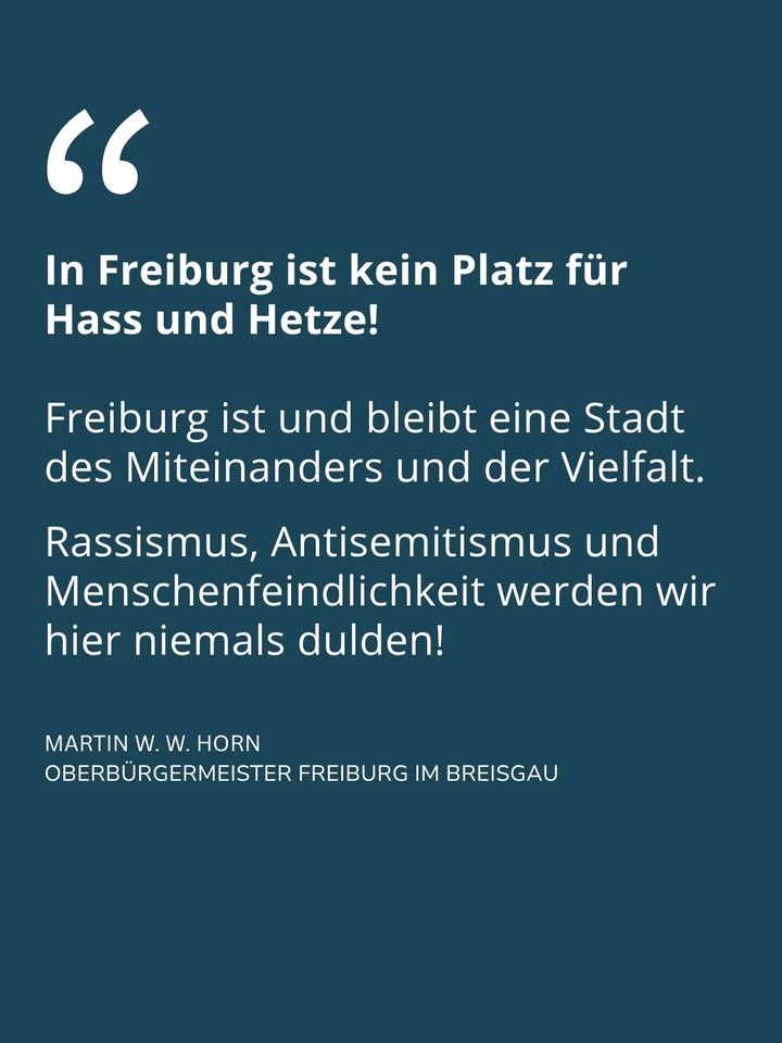Dieser Alternativtext wurde KI-generiert: Schwarzes und weißes Bild mit Text. Der Text stellt eine Stellungnahme gegen Hass, Hetze, Rassismus, Antisemitismus und Menschenfeindlichkeit dar.