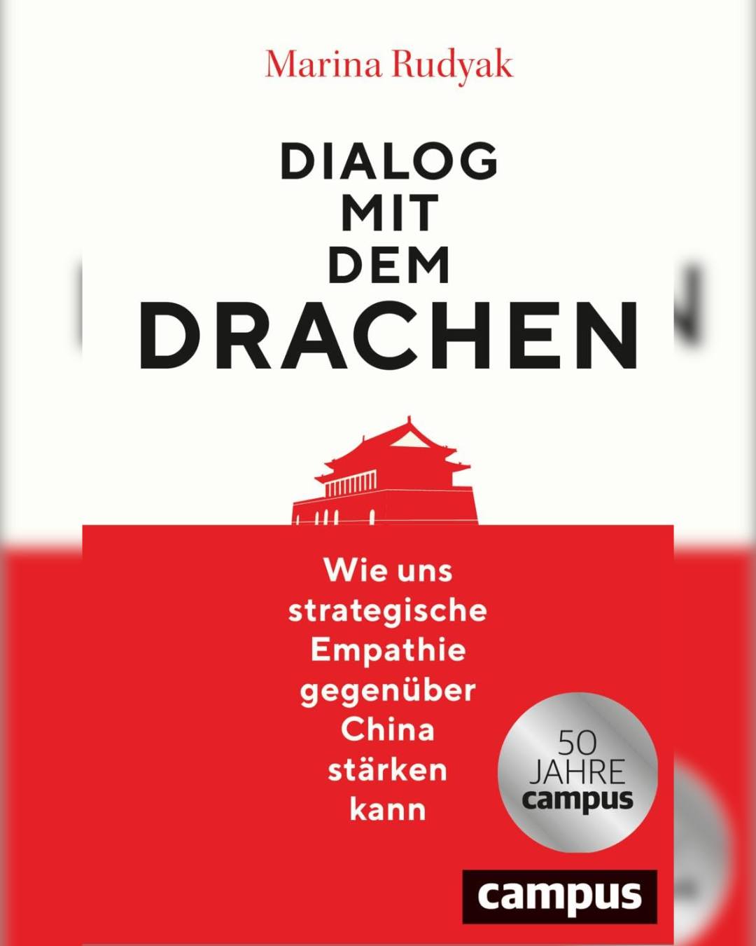Dieser Alternativtext wurde KI-generiert: Ein roter Buchumschlag mit weißem Text und einem stilisierten Gebäude am unteren Rand. Der Umschlag enthält auch ein kleines Siegel mit einer Zahl und einem Text.
