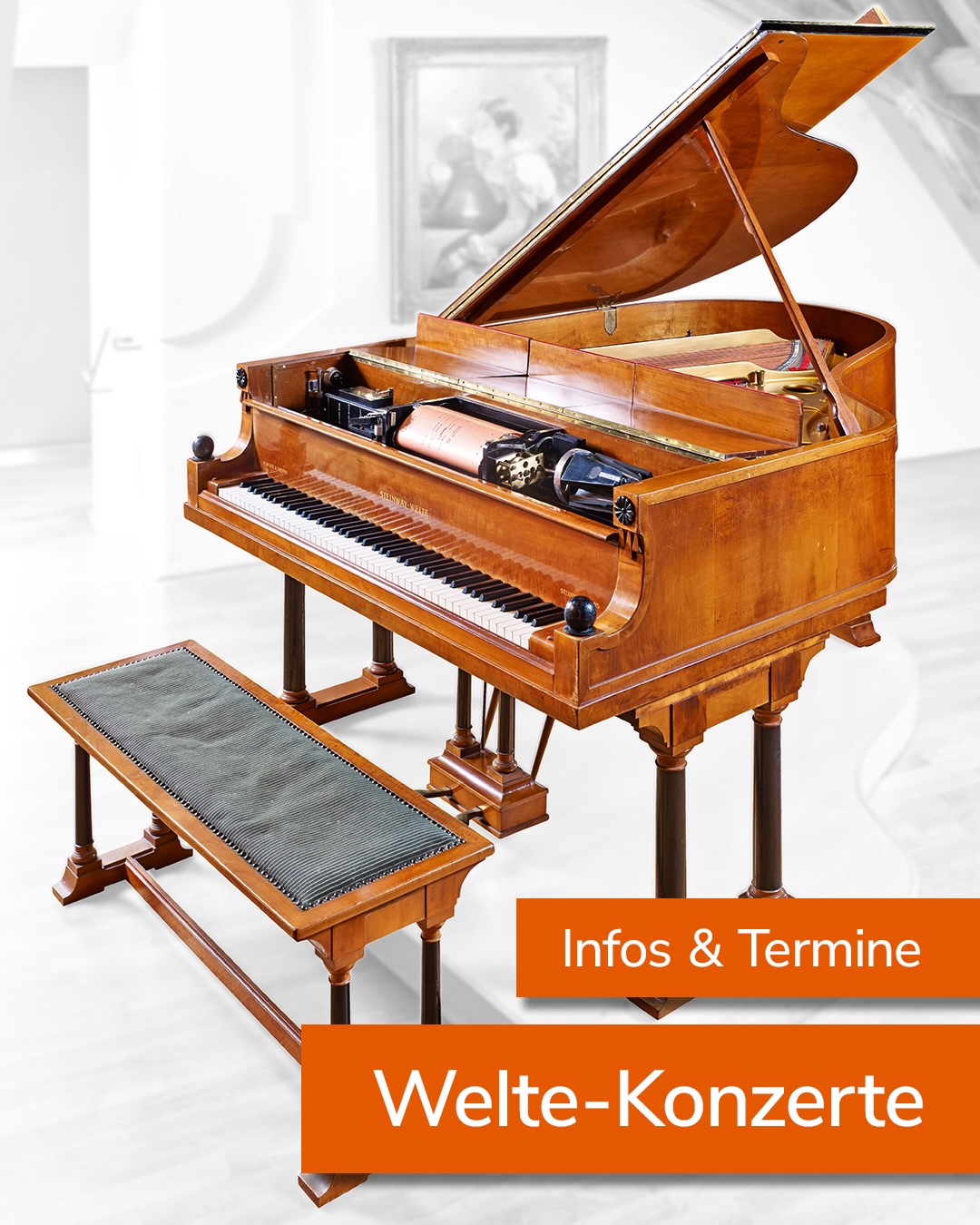 Dieser Alternativtext wurde KI-generiert: Ein Flügel in einem Raum ist zu sehen, mit Noten darauf. Vor dem Instrument steht ein Klavierhocker.