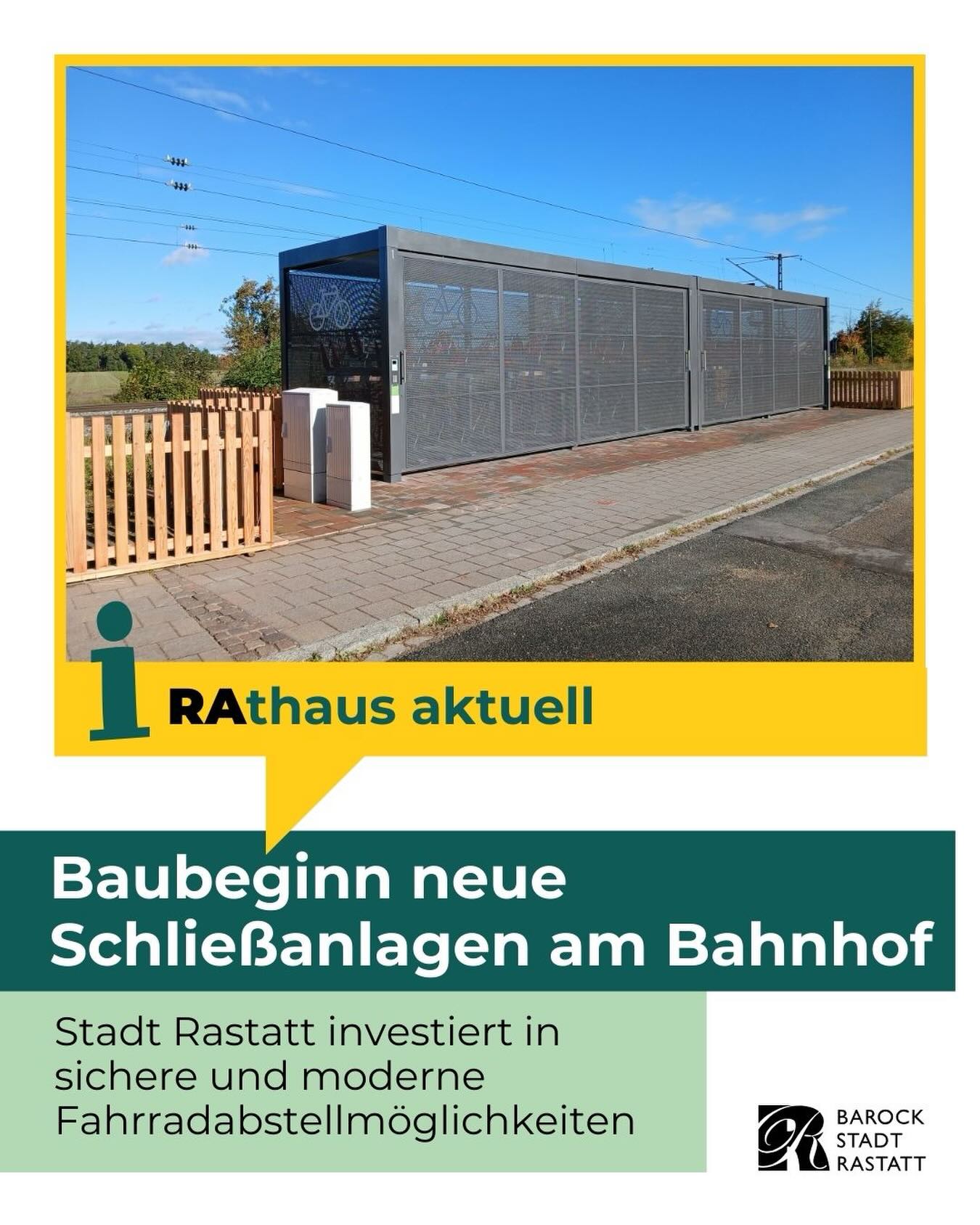 Dieser Alternativtext wurde KI-generiert: Ein farbiges Bild zeigt eine moderne Gebäudefront mit Metallschränken und ein Informationsplakat im Vordergrund. Das Plakat kündigt den Baubeginn neuer Fahrradabstellanlagen an.