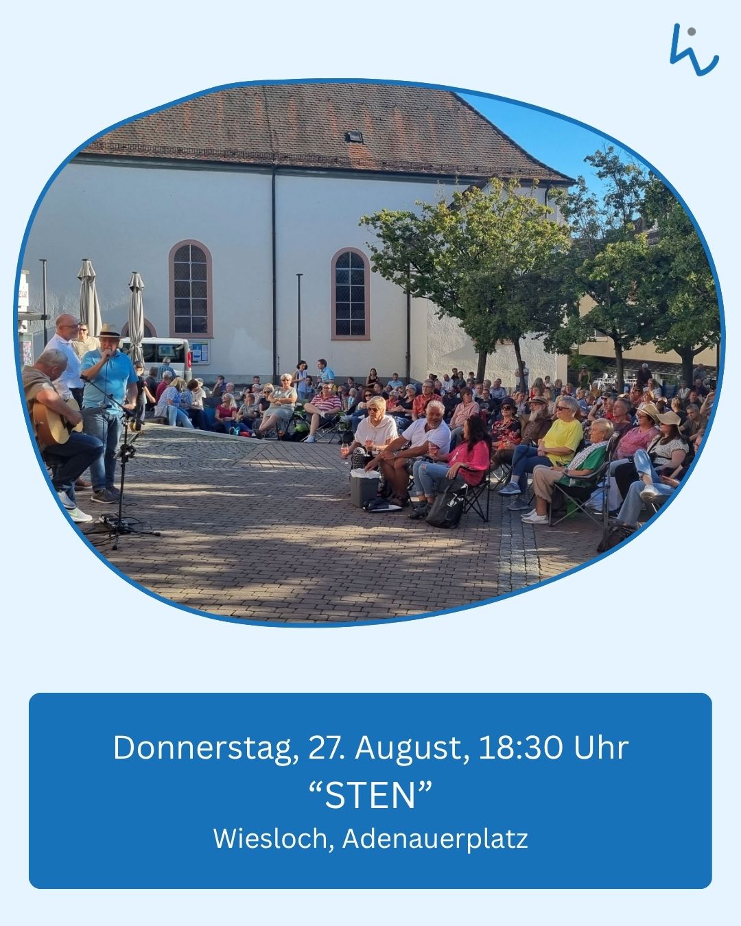 Personen spielen auf einer kleinen Bühne vor einem weißen Gebäude, während ein Publikum auf Stühlen sitzt. Ein blauer Textblock unten enthält die Event-Informationen: Donnerstag, 27. August, 18:30 Uhr, STEN, Wiesloch, Adenauerplatz. (KI-Alternativtext)