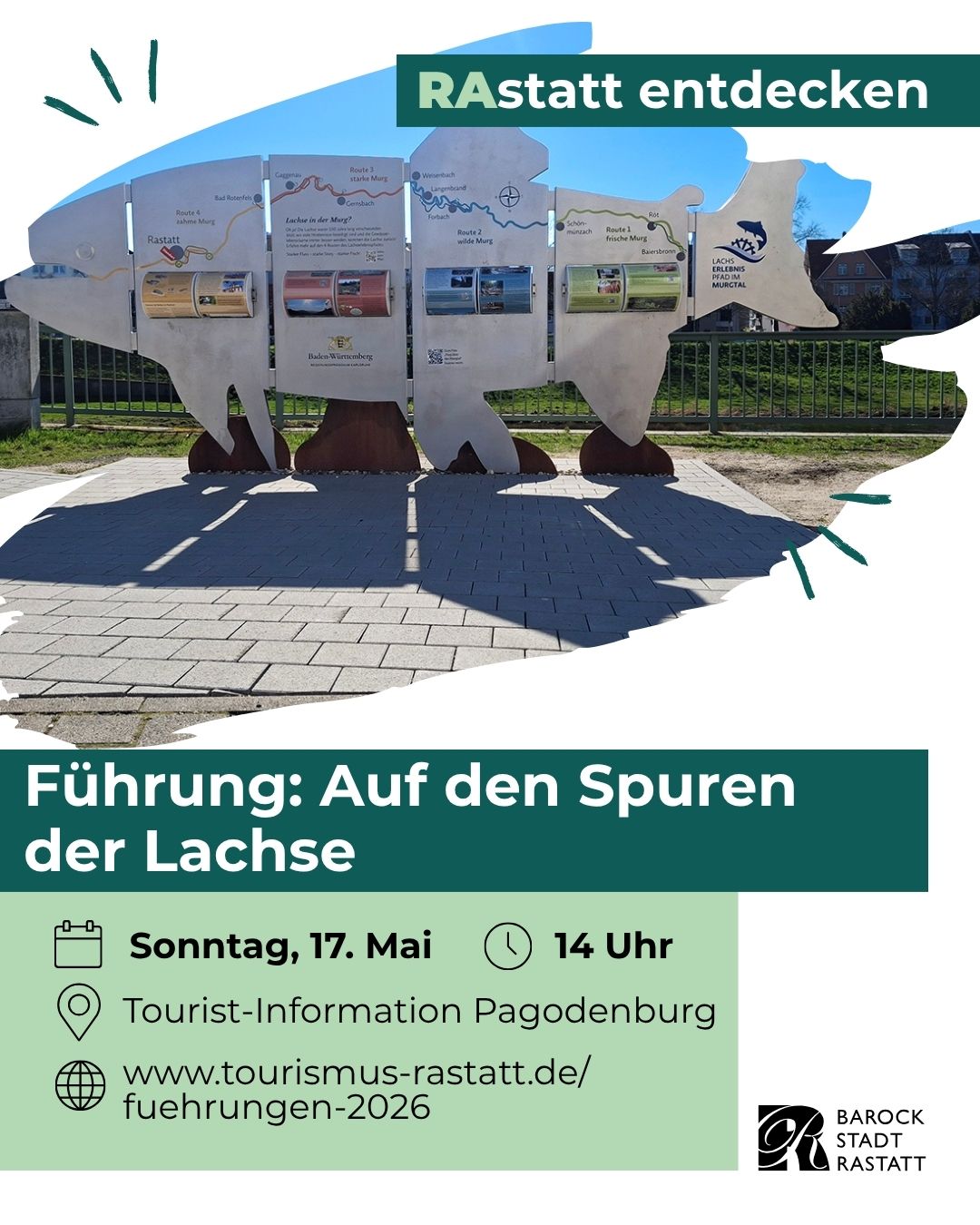 Dieser Alternativtext wurde KI-generiert: Ein farbiges Informationsschild mit einer Karte und Texten steht vor einer Skulptur. Darunter befindet sich ein Banner mit Informationen zu einer Führung.