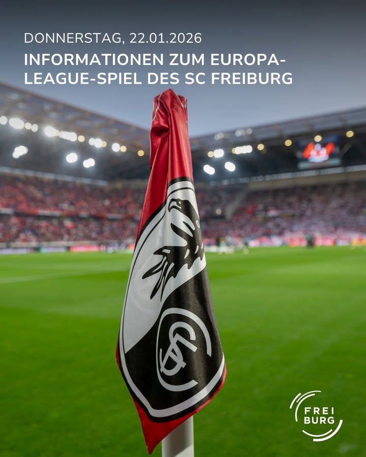 Dieser Alternativtext wurde KI-generiert: Ein vertikal ausgerichtet farbiges Bild zeigt eine Fahne im Vordergrund und einen Fußballstadionhintergrund, der unscharf ist. Auf dem Bild sind Textinformationen zu einem Fußballspiel zu sehen.