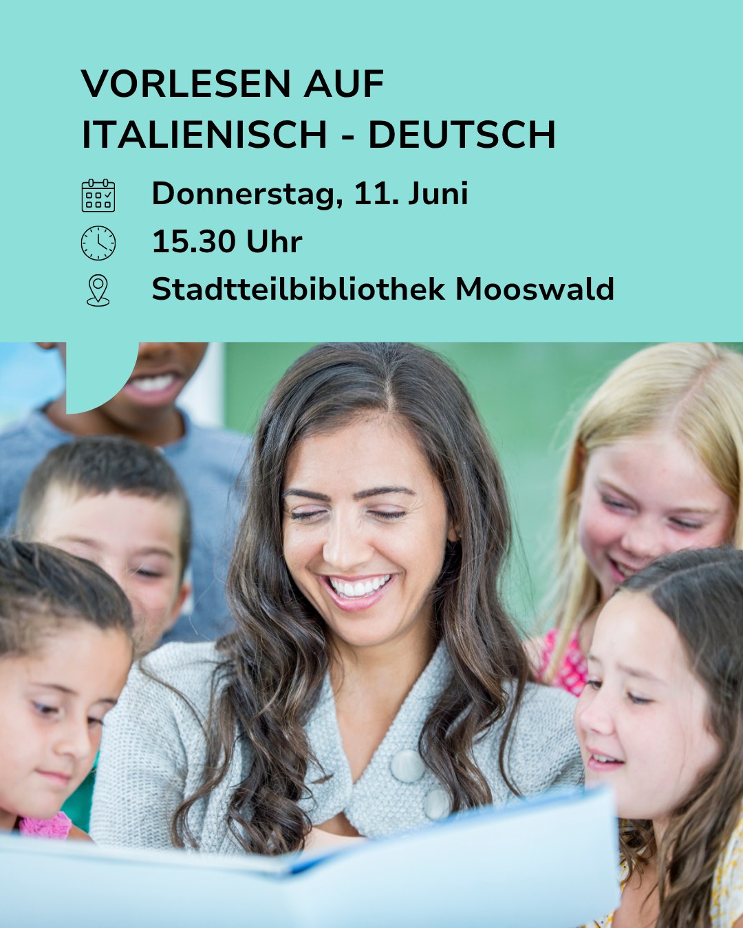 Vorleseveranstaltung auf Italienisch und Deutsch am Donnerstag, 11. Juni, 15.30 Uhr in der Stadtteilbibliothek Mooswald: Eine Person liest lächelnd Kindern aus einem Buch vor. (KI-Alternativtext)