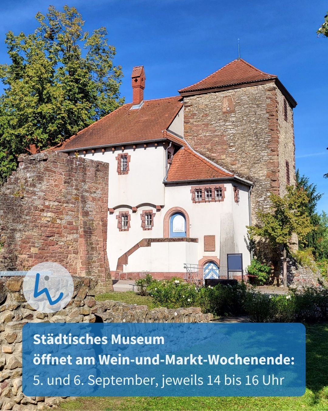 Historisches Gebäude mit Steinmauern, weißem Putz und rotem Dach. Ein blauer Textbalken unten lautet: Städtisches Museum öffnet am Wein-und-Markt-Wochenende: 5. und 6. September, jeweils 14 bis 16 Uhr. (KI-Alternativtext)