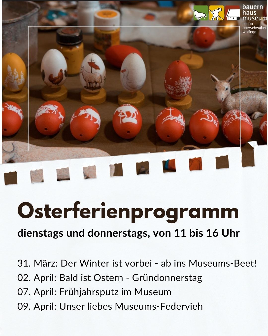 Dieser Alternativtext wurde KI-generiert: Schwarz-Weiß-Fotostreifen zeigt farbig bemalte Ostereier und Holzfiguren, darunter ein Hahn und ein Schaf. Darunter befindet sich eine Ankündigung für ein Osterferienprogramm mit Terminen und Aktivitäten.
