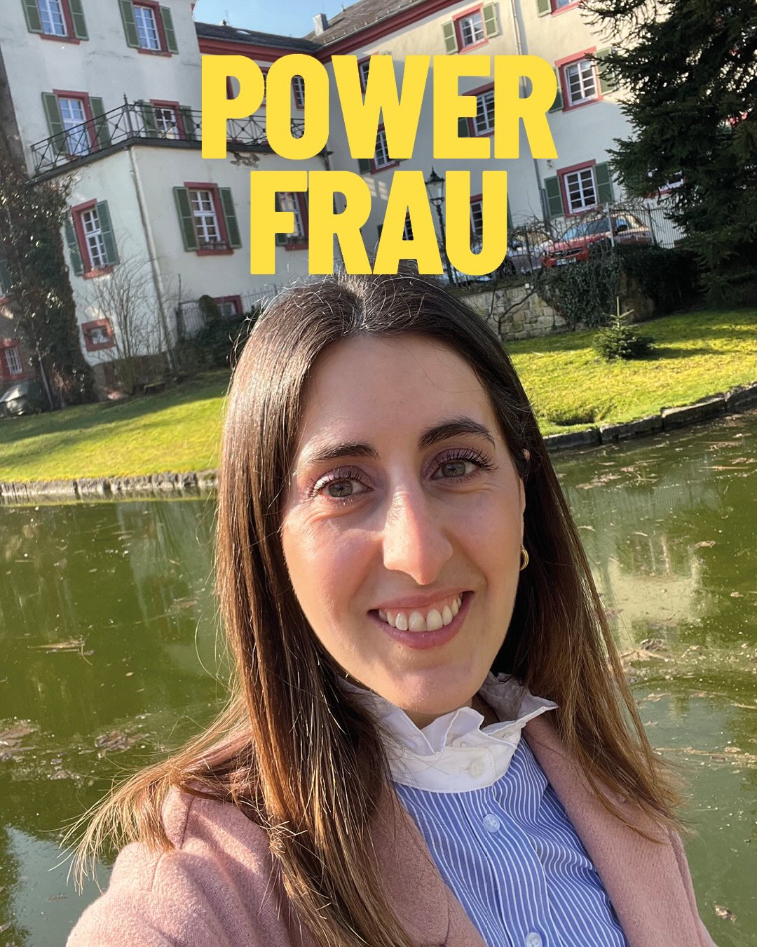 Dieser Alternativtext wurde KI-generiert: Ein Porträt vor einem Gebäude und einem Teich. Der Hintergrund ist farbig und das Bild enthält zusätzlich einen großen Text.