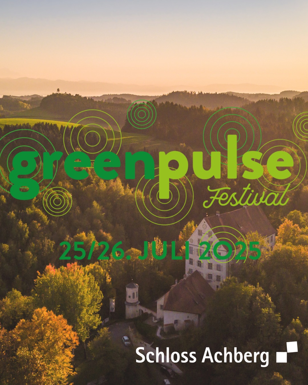 Werbung für ein Festival vor einer Landschaft mit Wäldern und einem Gebäude. Auf der Abbildung stehen grüne Schriftzüge.