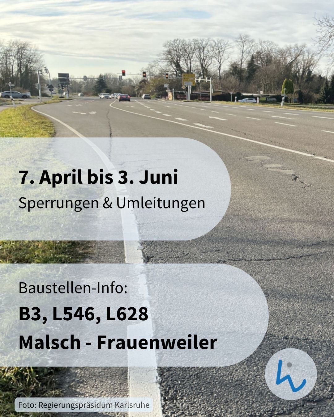 Dieser Alternativtext wurde KI-generiert: Eine Straße mit Informationstafel. Die Tafel weist auf Sperrungen und Umleitungen hin und nennt betroffene Straßenabschnitte.