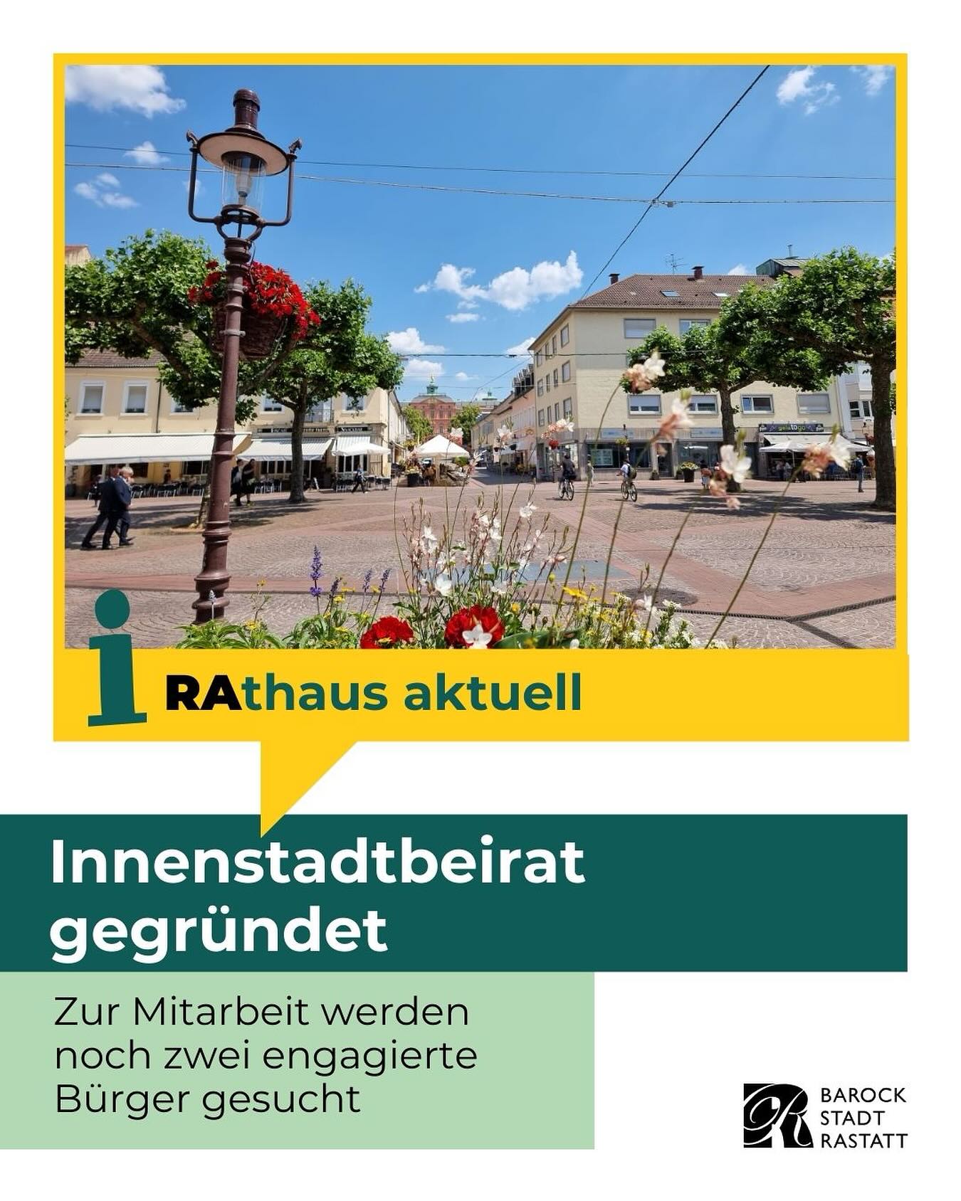 Dieser Alternativtext wurde KI-generiert: Ein Stadtbild mit Gebäuden, Bäumen und einer Straßenlaterne. Im Vordergrund befindet sich ein Werbeplakat mit Text.