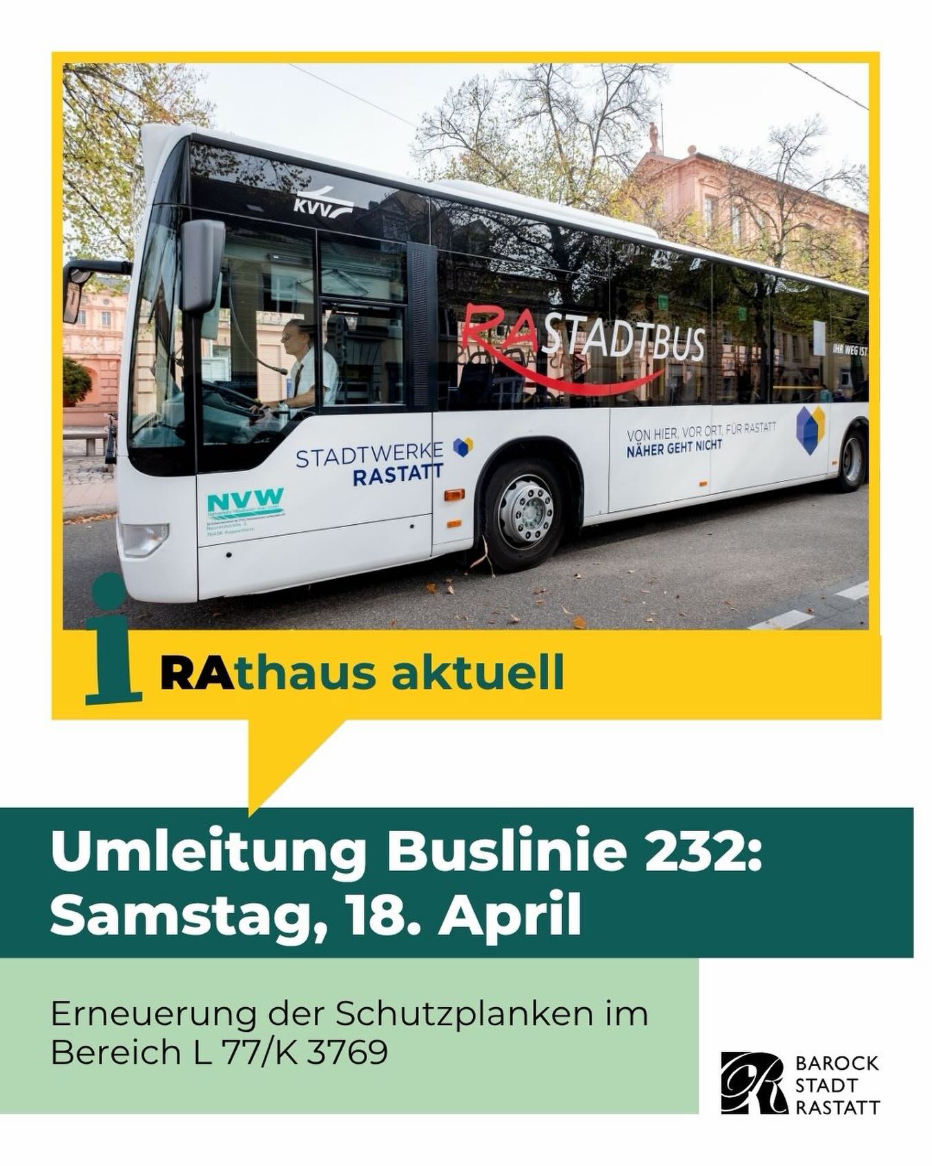 Dieser Alternativtext wurde KI-generiert: Ein weißer Bus mit Werbeaufdruck steht vor einem Gebäude mit einem gelben Banner. Das Banner informiert über eine Umleitung der Buslinie 232 am Samstag, den 18. April.