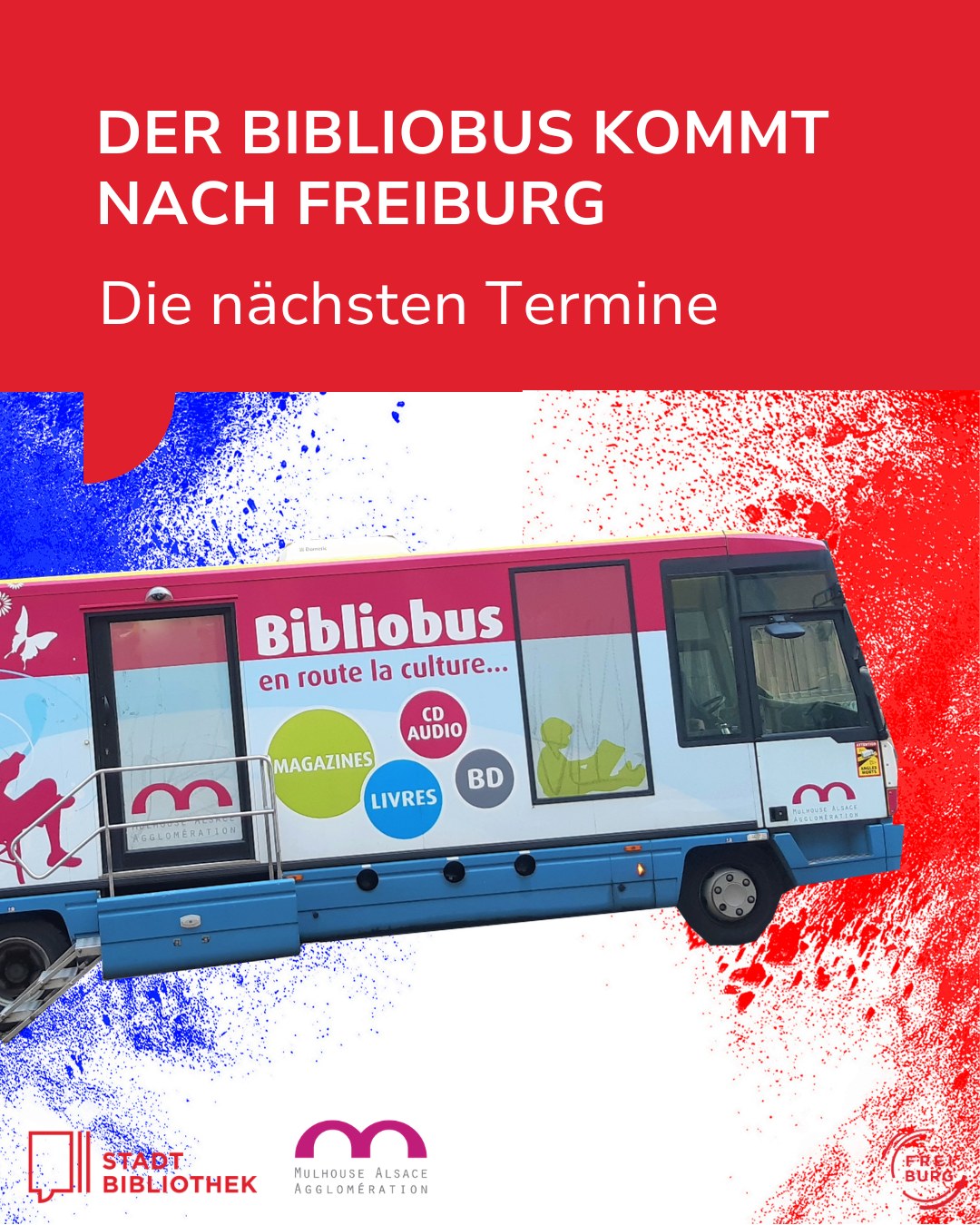 Dieser Alternativtext wurde KI-generiert: Ein farbenfrohes Plakat bewirbt einen mobilen Büchereibus. Der Bus ist mit Texten und bunten Illustrationen versehen und fährt vor einer städtischen Kulisse.