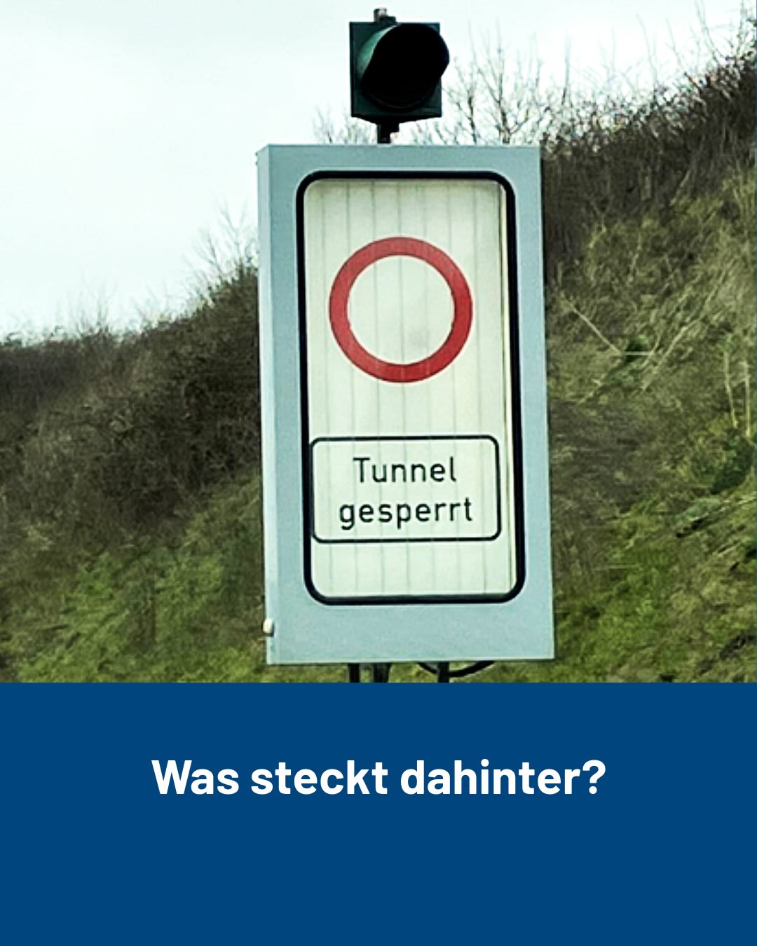 Dieser Alternativtext wurde KI-generiert: Ein weißes Straßenschild mit einem roten Kreis und dem Text 'Tunnel gesperrt'. Im Hintergrund sind Büsche und ein grauer Himmel zu sehen.